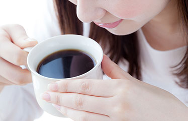 コーヒーを飲む女性